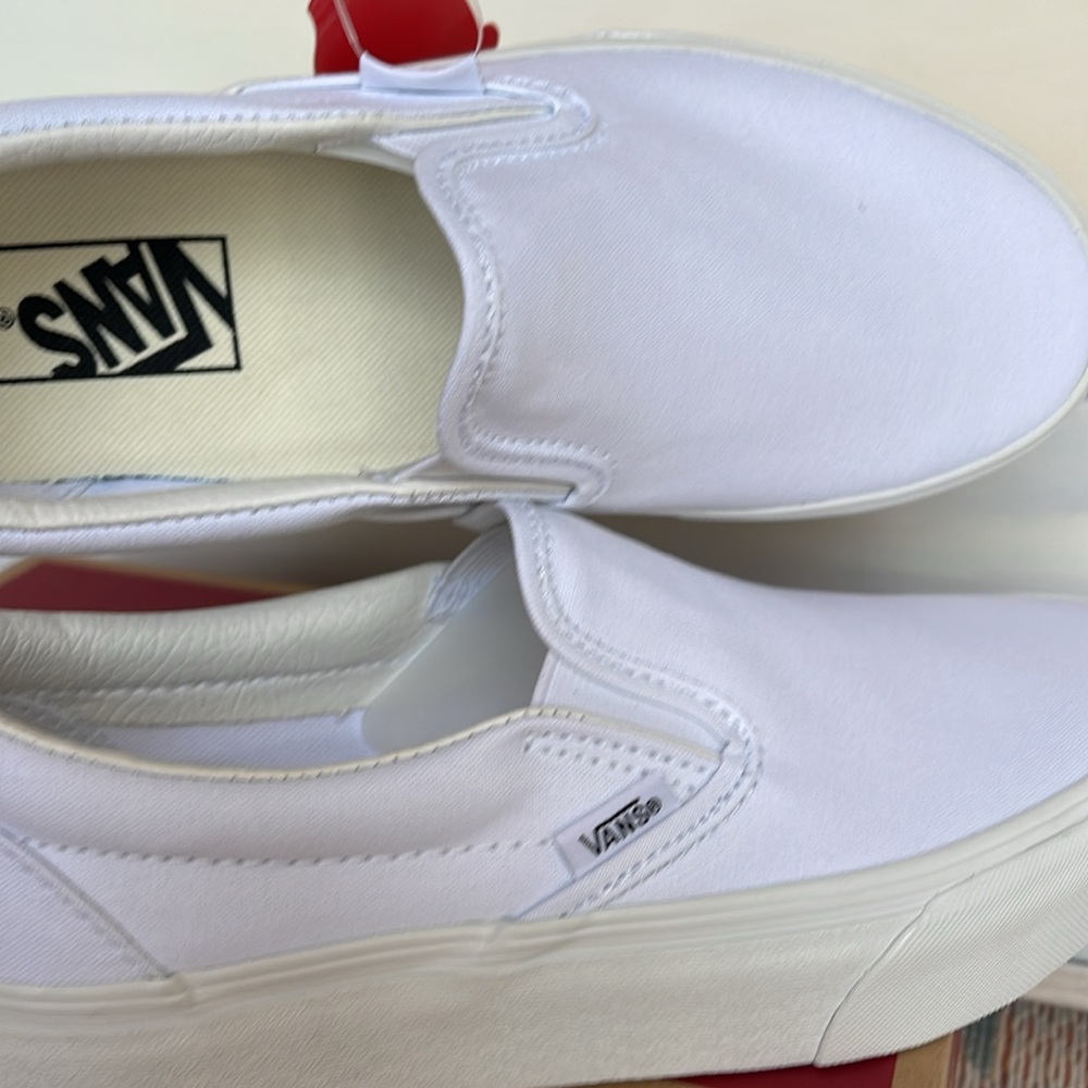 Vans WMNS Classic Slip-On
True White
VN0A3JEZW00
Sneakers - Picture 15 of 16